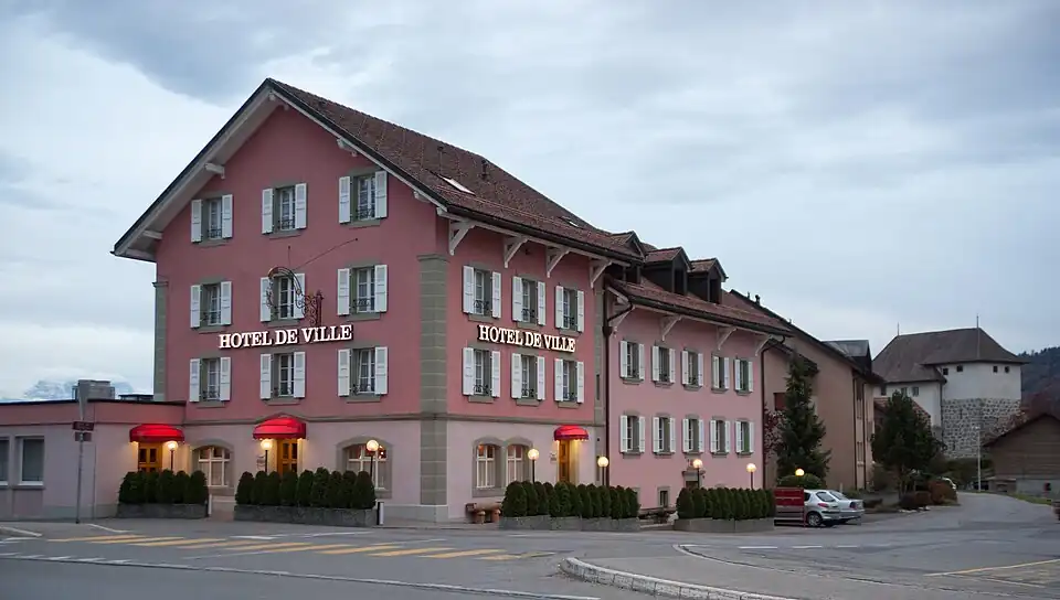 L'hôtel-restaurant communal et, en arrière-plan, le château.