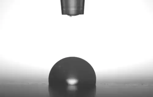 Mesure de l'angle de contact de la goutte.