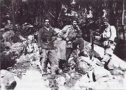 Trois hommes dans un paysage de montagne
