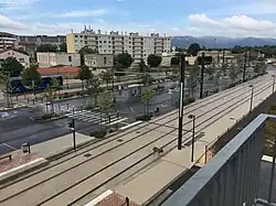 Pôle d'échange multimodal accolé à la gare.