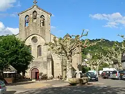 Portail et clocher-mur.