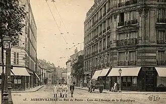 Rue de Pantin, au coin de l'avenue de la République.