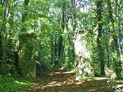 Grilles sempiternellement ouvertes du domaine par le chemin cadastral