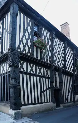 La maison en 2015 avec pilier sculpté au premier plan.