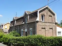 Des habitations groupées par deux.