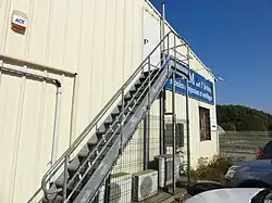 Le puits et son exutoire de grisou dans leur environnement.