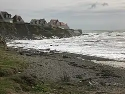 Les habitations le long du littoral.