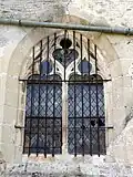 Fenêtre flamboyante au nord de la sacristie.
