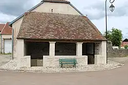 Le lavoir de la place.