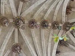 Les clés de voûte polychrome du chœur de l'église Saint-Pierre-et-Saint-Paul.
