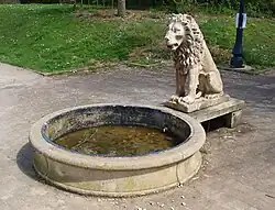 Entrée de l'ancien Parc des félins, dans le château.