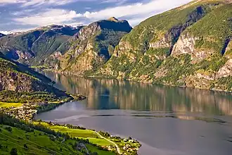 Vue de Aurlandsvangen et Flåm.