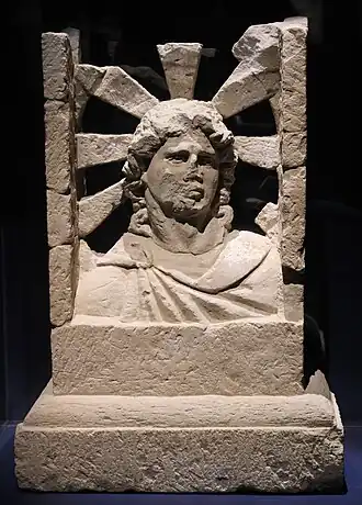 Autel à l'effigie de Sol, mithréum de Mundelsheim, fin IIe - début IIIe&nbsp;siècle. Landesmuseum Württemberg.