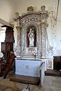 L’autel et retable nord (Statue de la Vierge) de l'église Saint-Sulpice.