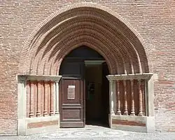 Porche de style roman