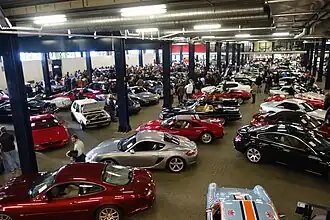 Auto-Enchères dans une halle du rez.
