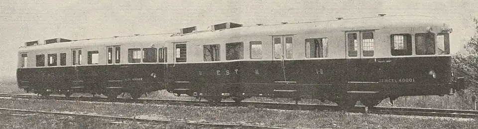 Photographie en sépia de deux petits autorails accouplés.