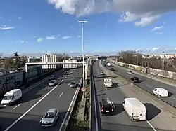 Autoroute à quatre voie et deux bretelles de sortie à deux voies.
