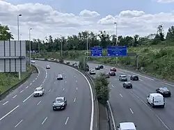 Autoroute à huit voies.