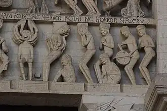 Les morts sortent des tombeaux. Femme aux seins mordus par des serpents.