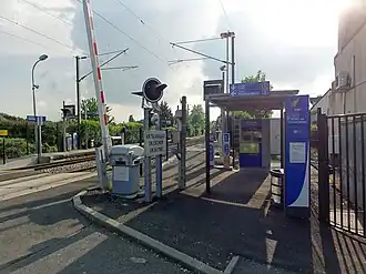 Accueil de la halte, avec un distributeur de tickets.