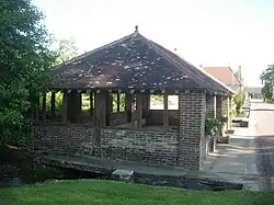 Lavoir du hameau de Sivrey à Auxon (Pays d'Armance, 10). Au premier plan le ru détourné entre dans le lavoir ; il longe ensuite le lavoir côté rue.