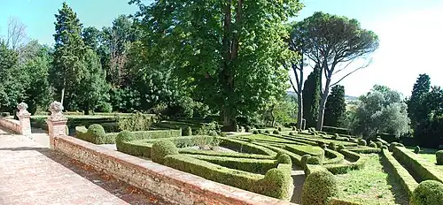 Jardin à la française de buis taillés au château d'Auzil.