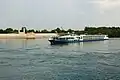 Bateau de croisière arrivant à Arles.