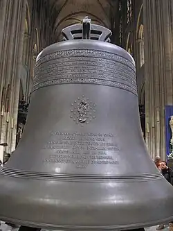 Dédicace en haut de la robe du bourdon Marie.