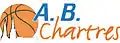 ballon de basket-ball orange devant lequel la Cathédrale Notre-Dame de Chartres est dessinée en blanc. Sur la droite, les initiales « A.B. » en bleu au-dessus de « Chartres » manuscrit orange sont inscrits.