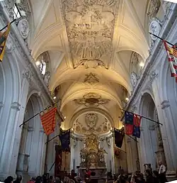 Intérieur, avec les drapeaux de l'ordre souverain de Malte