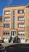 Au n° 22 un immeuble à appartements moderniste à réminiscences Art Déco, de trois travées et, à l'origine, trois niveaux sous mansarde construit en 1950 par l'architecte Pierre Hollemans. En 1969, le même architecte exhausse l'immeuble de deux niveaux, dont un d'attique, sous toiture terrasse