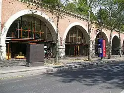 Le viaduc des Arts vu de l'avenue Daumesnil.
