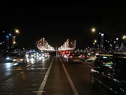 L'avenue avec les décorations de Noël (partie orientale).