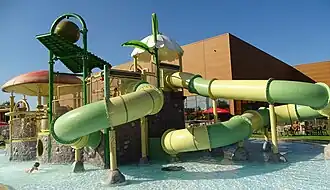 La plaine de jeux extérieure.