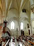Nef, élévation sud, avec ancienne fenêtre haute.