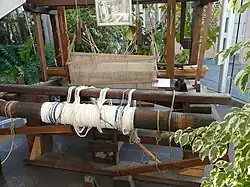 Photographie montrant le métier à tisser exposé dans le hall de la mairie