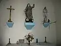 À l'intérieur de la chapelle Notre-Dame de l'Assomption, un autel en bois, un crucifix, une statue de Notre-Dame de l'Assomption, et une statue de Saint-Roch