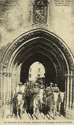 La Nacioun gardiano à l'entrée du Palais des papes d'Avignon.