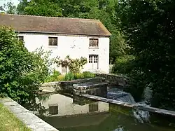 L'ancienne clouterie et moulin à eau d'Avilly, sur la Nonette.
