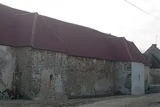 Ancienne « maison forte » entourée de fossés devenue bâtiment agricole.