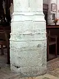 Base d'un pilier des grandes arcades.