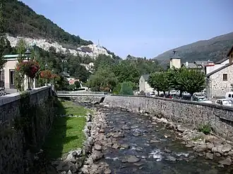 L'Oriège avec en arrière plan la chapelle Saint-Jérôme.