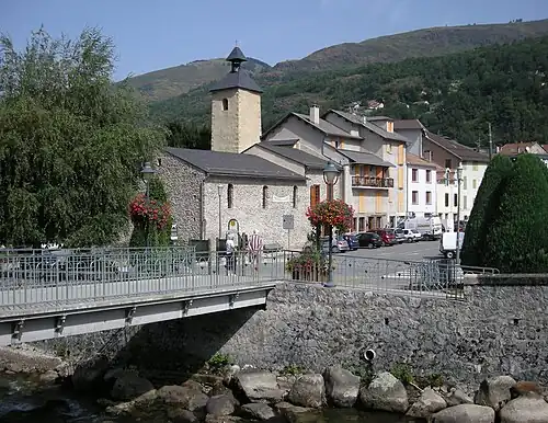 La passerelle Camp de Granou sur l'Oriège et la chapelle Saint-Jérôme.