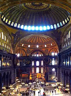 Photographie de l'intérieur d'un monument religieux, la coupole centrale laisse apparaître la lumière