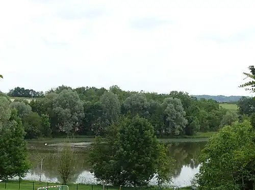 Étang alimenté par l'Aygue Rousse au lieu-dit Glaudou Bas.