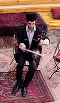 Un musicien azerbaïdjanais jouant du kamancha.