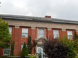 Bâtiment en brique avec une frise