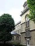 Bâtiment central donnant accès aux deux étages de dortoirs.