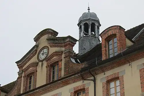 Horloge sur la façade du bâtiment de la Mission, photographié en novembre 2020.